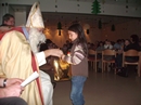 Der Nikolaus überreicht jedem Kind eine Tüte. 