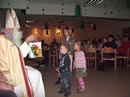 Der Nikolaus überreicht jedem Kind eine Tüte. 