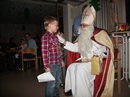 Nikolaus verteilt Nikolaustüten an die Kinder