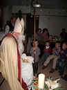 Nikolaus (Pastor Möller) unterhält sich mit den Kindern