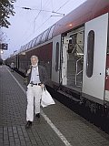 Ankunft von Rupert Neudeck auf dem Bahnsteig in Voerde -Klicke und Bild erscheint in Farbe und Größer