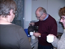 in der Küche beim Kaffeetest mit Wasser (?): B.Pinger, Pfr Möller, M. Hoffacker