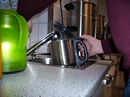 in der Küche beim Kaffeetest: Pfr Möller beim Wassernachfassen zur Regulierung des Kaffeegeschmacks