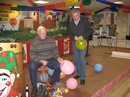A. Roweder und K.Komberg blasen die Ballons auf