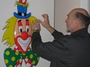 Werner Schumacher bei der Deko mit Clowns