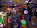 A. Roweder und K.Komberg blasen die Ballons auf