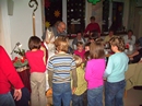 Nikolaus verteilt Tüten mit leckeren Sachen an die Kinder