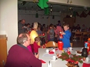 Nikolaus verteilt Tüten mit leckeren Sachen an die Kinder