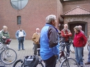 Treffen auf dem Kirchplatz - Manfred Keutel begrüßt die Teilnehmer