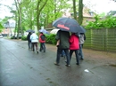 Kurz nach 14 Uhr ging es am Paulushaus unter ordentlicher Regenbegleitung los...