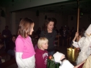 Nikolaus verteilt Nikolaustüten an die Kinder