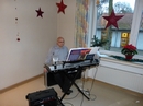 ... und singt bei Orgelbegleitung (Dietmar Pinger) ein Lied