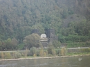 Friedensmuseum "Die Brücke von Remagen" - vor dem Museum das sich in den Brückenpfeilern befindet - Blick auf die andere Rheinseite