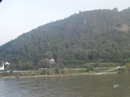 Friedensmuseum "Die Brücke von Remagen" - vor dem Museum das sich in den Brückenpfeilern befindet - Blick auf die andere Rheinseite