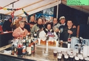 1988: Getränkestand während des Karnevalszuges in Voerde an der Pauluskirche. 
