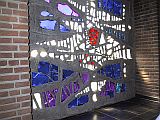 Fenster nähe Taufbrunnen -Klicke und Bild erscheint in Farbe und Größer